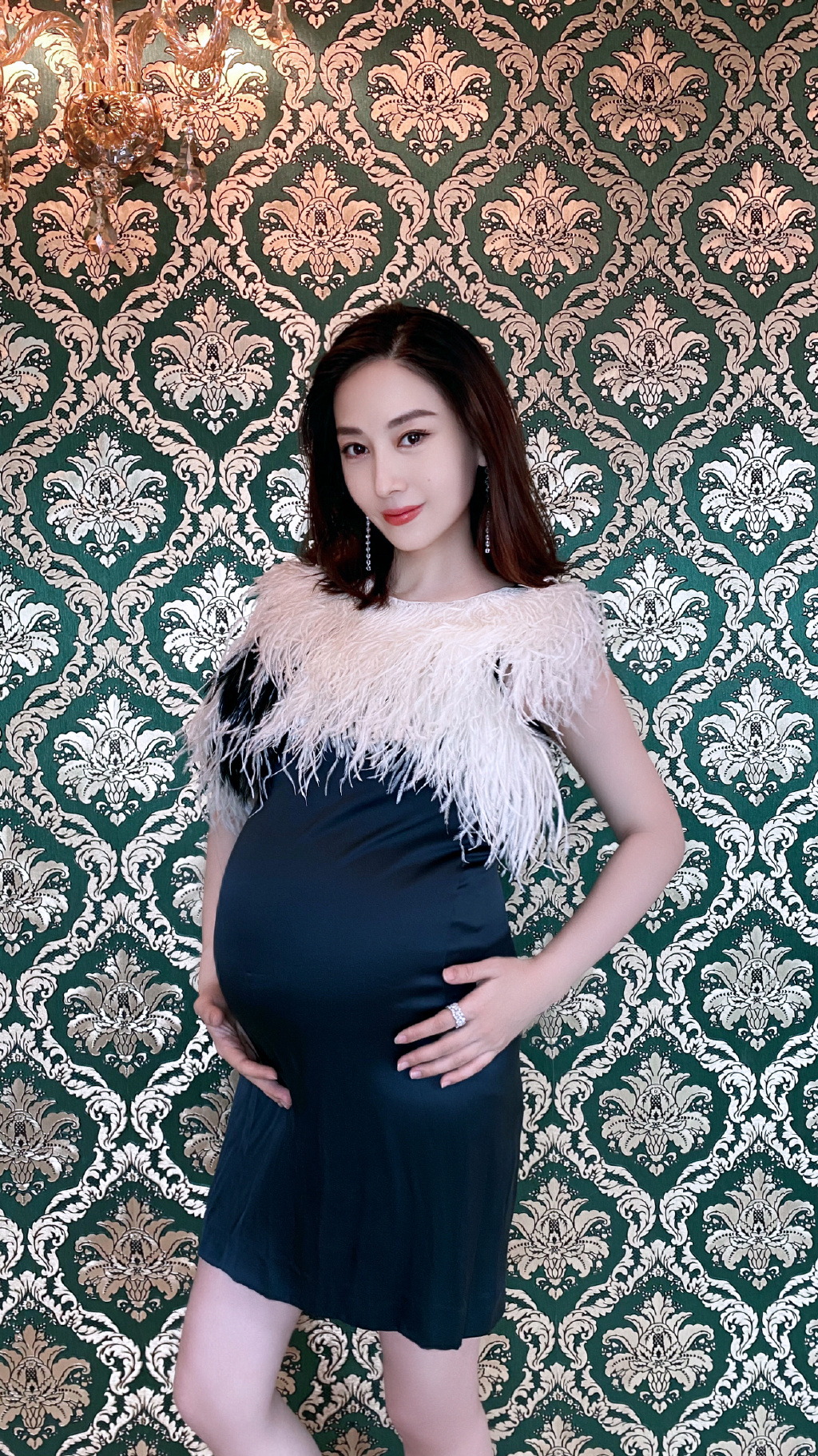 48岁樊少皇二胎得女，妻子贾晓晨是个山东大妞，但穿衣很港风