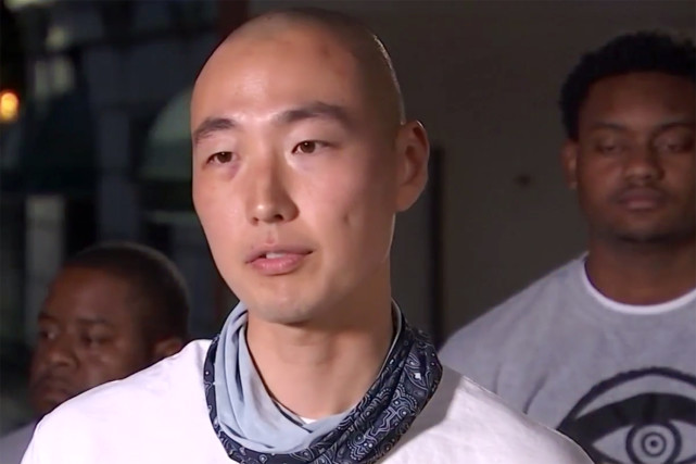 悲剧！为美国卖命数年的军人在街头惨遭辱骂殴打，只因他是亚裔