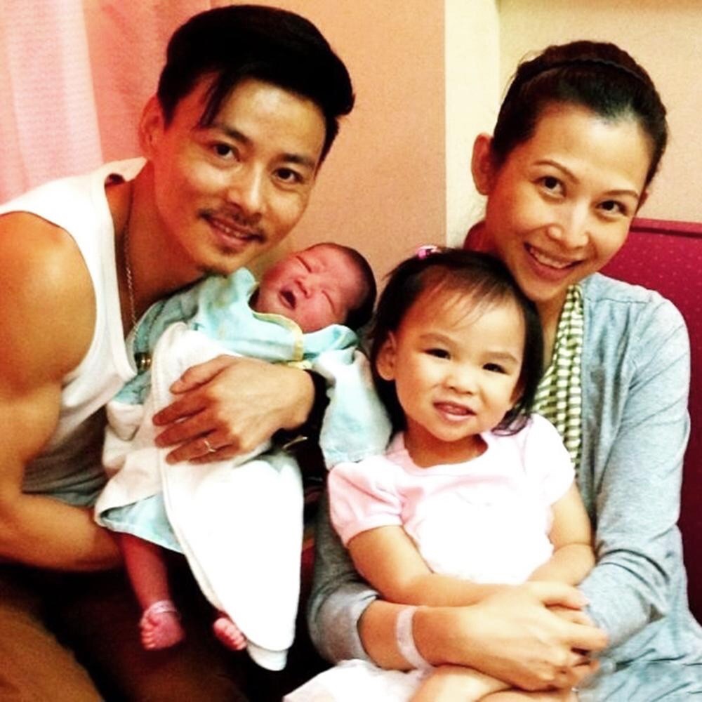 蔡少芬教兒子丟垃圾，小傢伙跪地擦地板超可愛，星二代一點不嬌氣