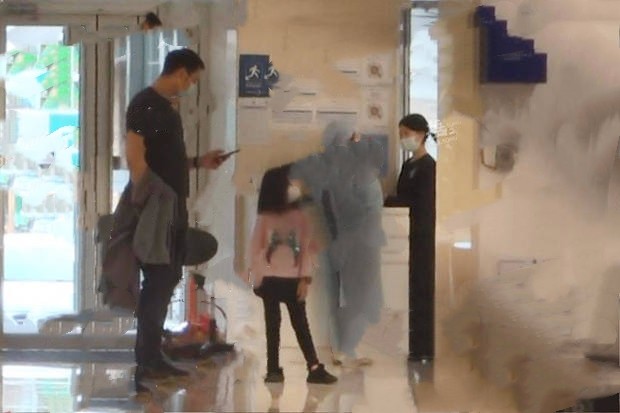 张梓琳挺大肚子产检，肌肉男老公陪同气势足，帮老婆开车门显殷勤