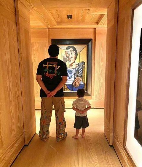 周杰倫夫婦同框秀恩愛，夫妻赤腳水中嬉戲，昆凌曬老公視角照超仙