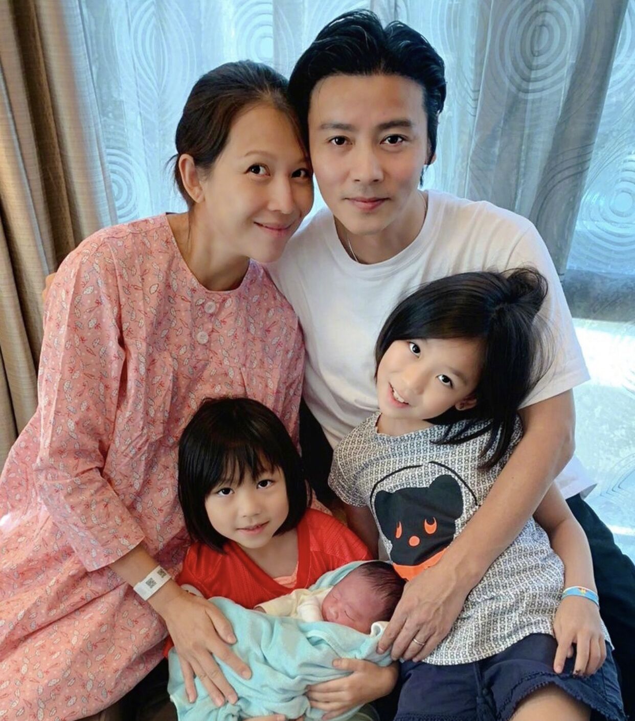 蔡少芬晒娃曝光家中内景，客厅狭小装修朴实，网传千万豪宅仅80平