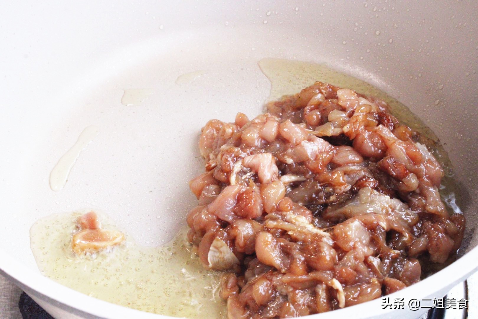 鸡肉和香菇搭配，做盒子没想到这么好吃，比韭菜馅香，比肉馅解馋