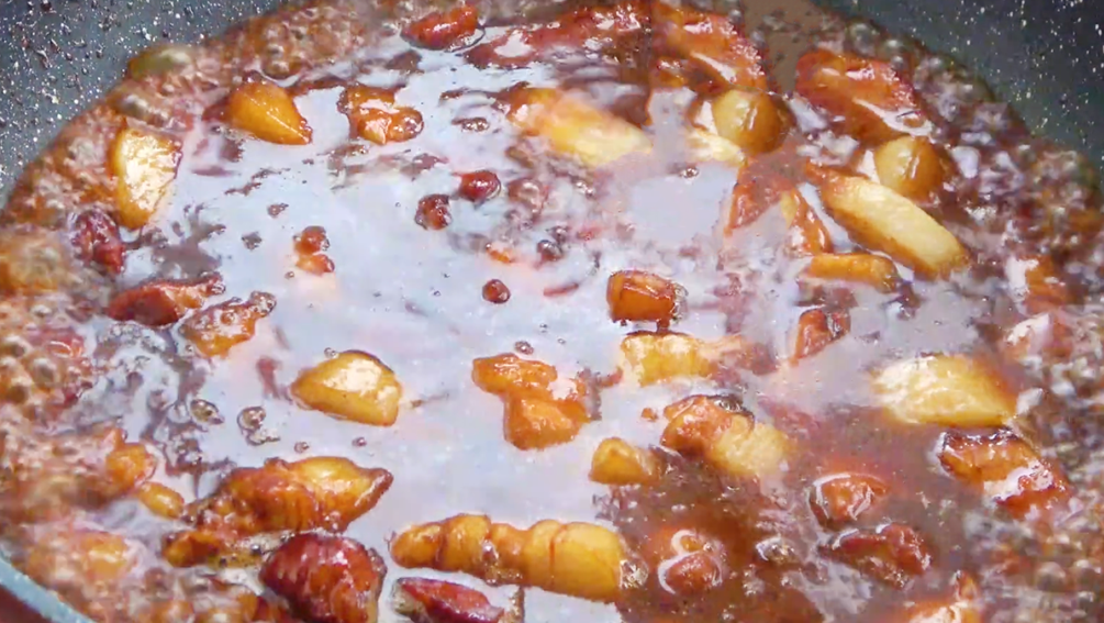 Pork stewed vermicelli, it's too cool to eat in cold weather, there is not even the soup left on the table, simply stewing a pot is not enough