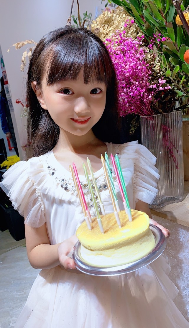 小山竹近照變化大，長高變瘦美到認不出了，打扮清新俏皮宛如仙女