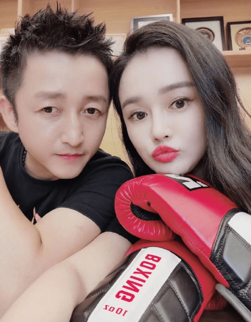 邹市明夫妇拍写真庆祝结婚十周年，冉莹颖身材丰腴，大片画风唯美