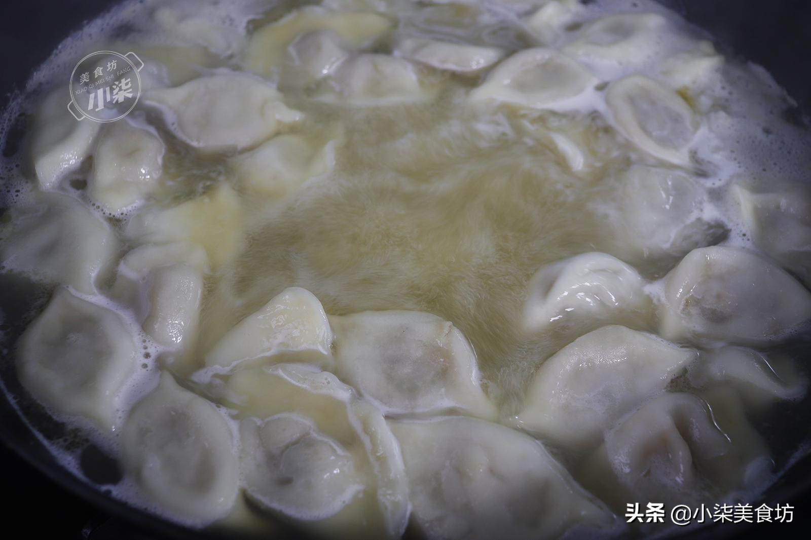 煮速凍餃子，用冷水和開水都不對，教你一招，餃子不破皮不露餡