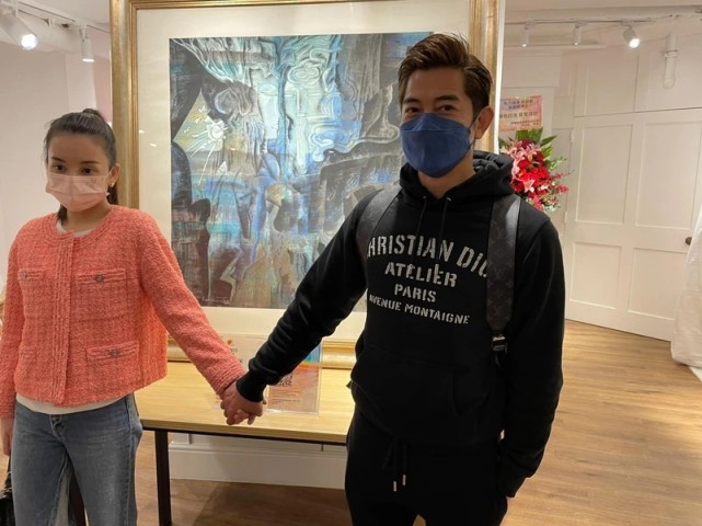 方媛520曬夫妻合影，郭富城送大束紅玫瑰，配合嬌妻秀足恩愛