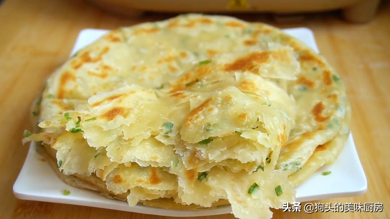 想吃蔥花餅別再買了，在家就能做，加一把蔥跟鹽，外酥裡軟，真香