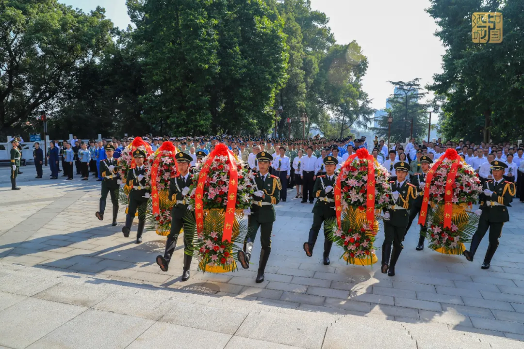 缅怀先烈丨泸州隆重举行向烈士敬献花篮仪式