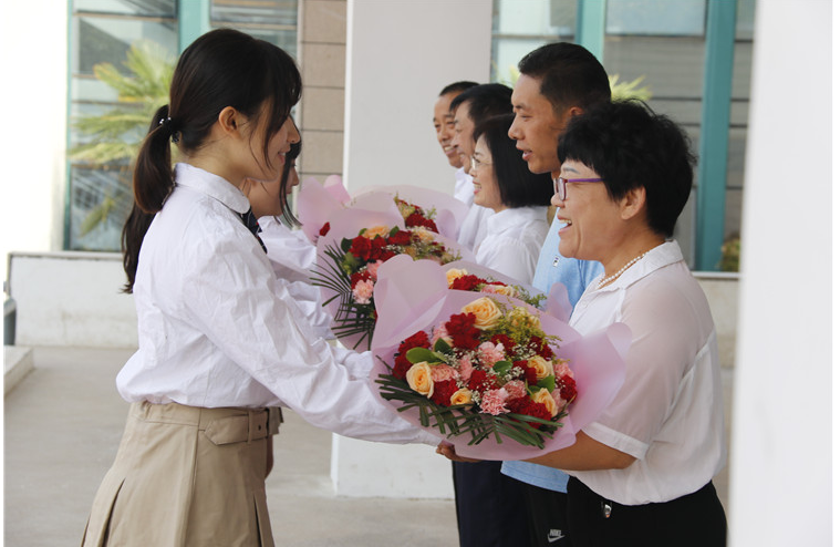 有人提议取消“教师节”，获得老师一致赞同，