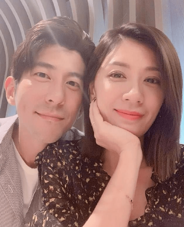 贾静雯亲自为女儿做美食，咘咘大赞妈妈厨艺，吃货模样古灵精怪