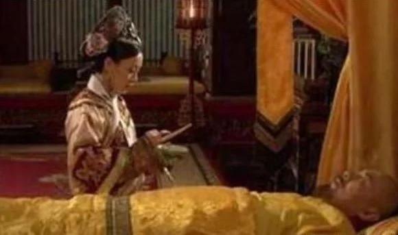 甄嬛传：甄嬛到死也不知，雍正死前用力拉扯“黄帘子”的真正原因
