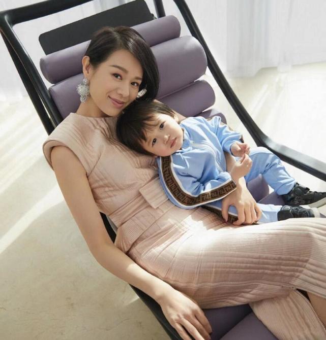 胡杏兒首度攜小兒子合體登雜誌，不滿2歲的李奕霖撇嘴皺眉像哭過