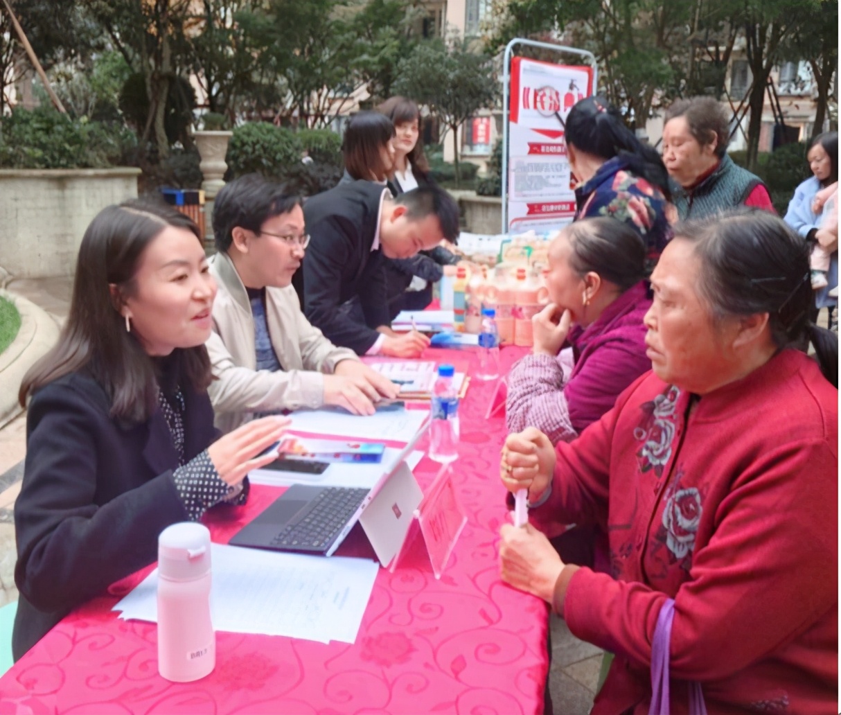 “民法典进社区”中建四局地产公司开展普法宣传活动