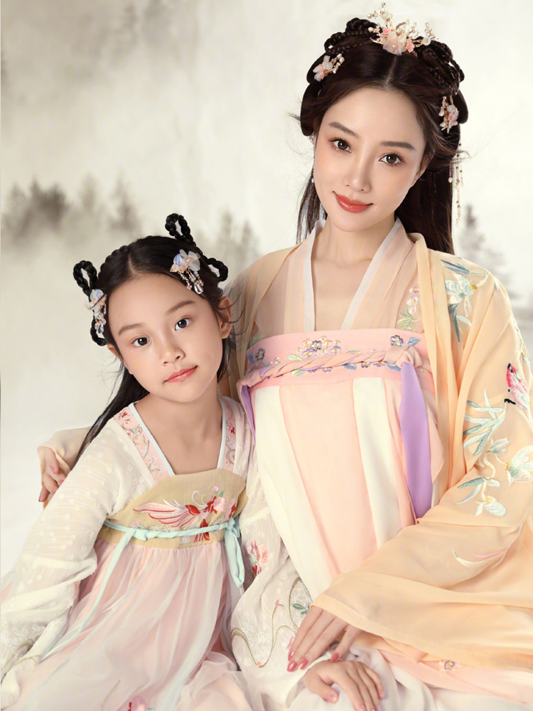 女漢子小甜馨長大了！ 李小璐曬親子旗袍照，也有點大家閨秀氣質了