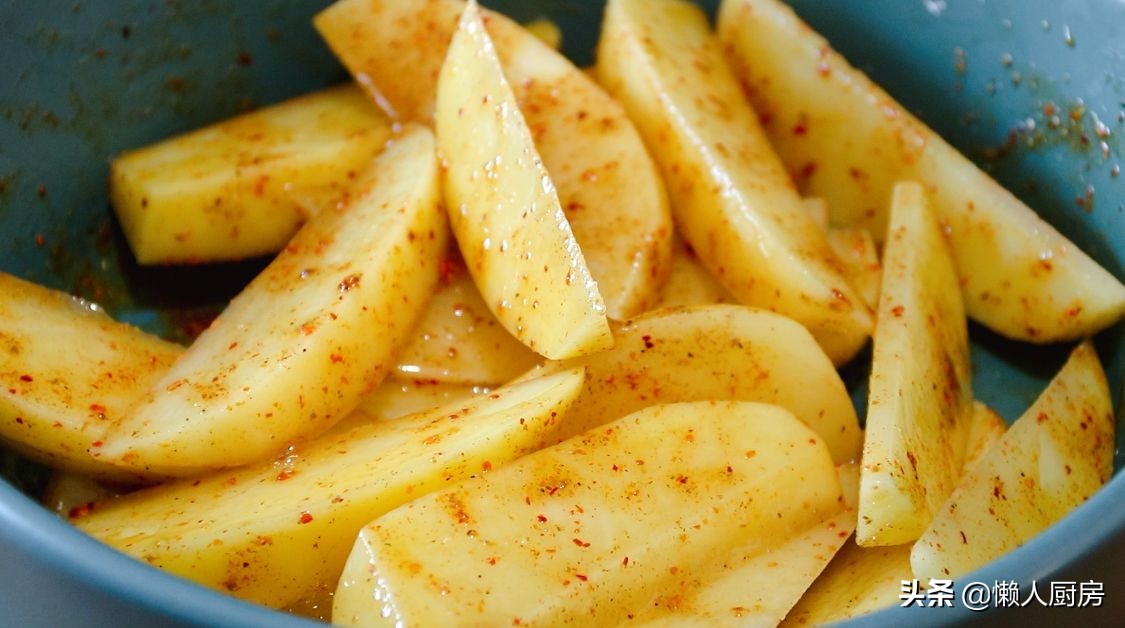 土豆不用炒，撒點辣椒面和燒烤粉，比炸著吃的省油，鹹香軟糯