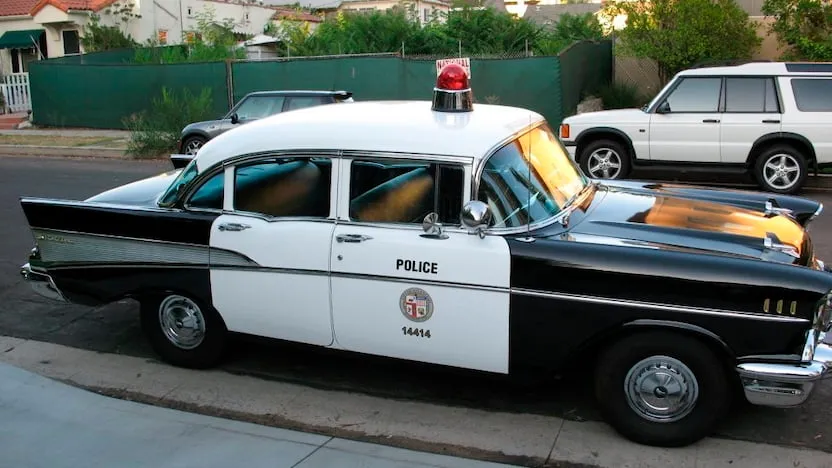 警車高速追擊坦克！為什么美國警車的性能都必須如此強(qiáng)悍？