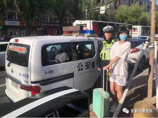 爱在考场外，考生邂逅交警的温暖瞬间......丨护航高考 交警同行