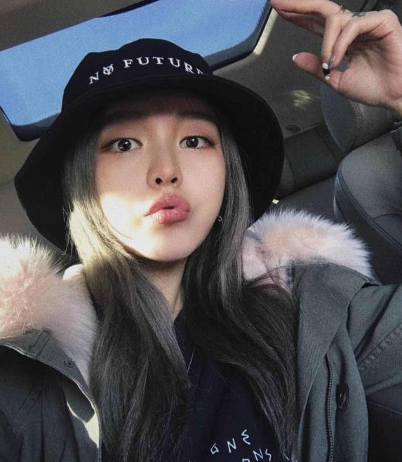 周扬青秀奢华生日礼物：周爸送百万豪宅，老佛爷御用插画师作画