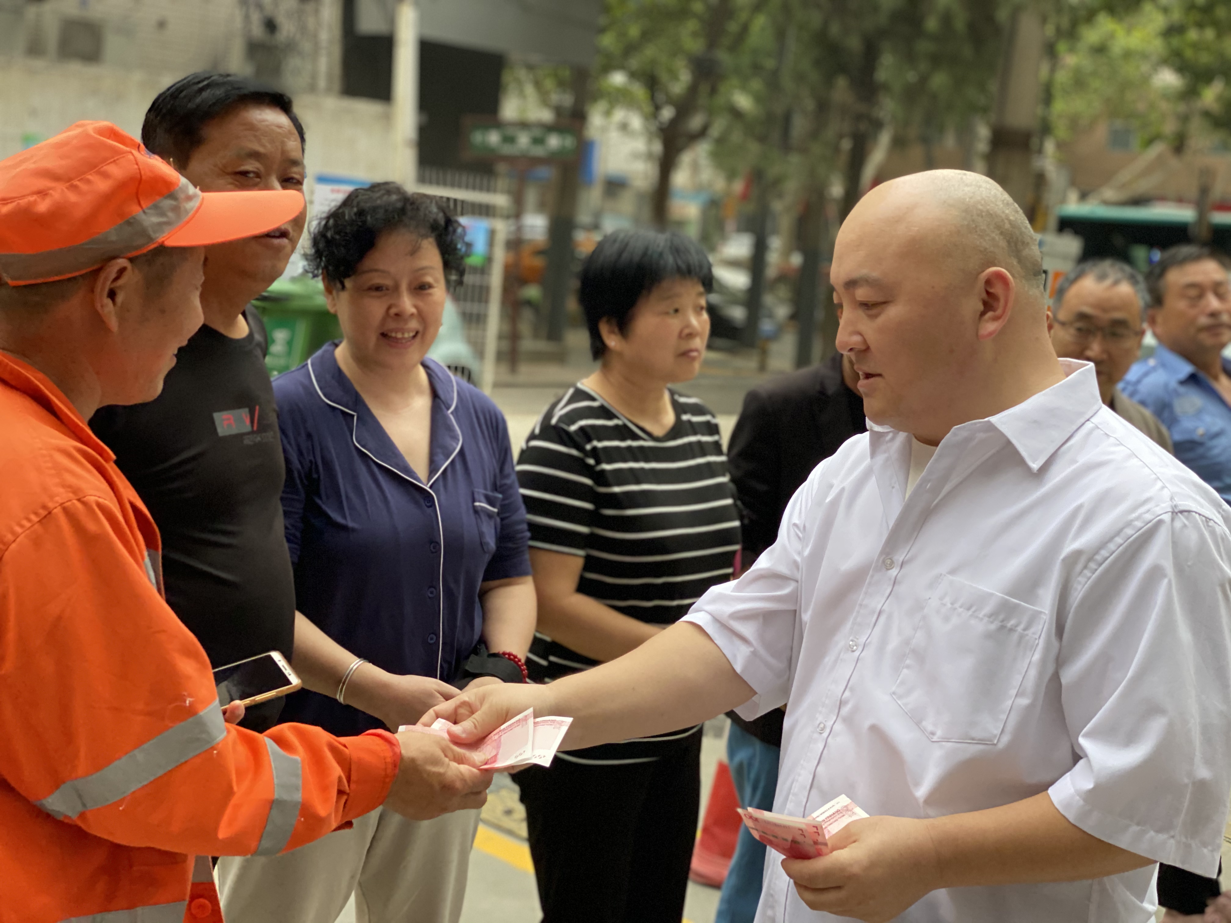 陕西政协委员少华集团董事长高海军在中秋节前夕慰问一线环卫工人