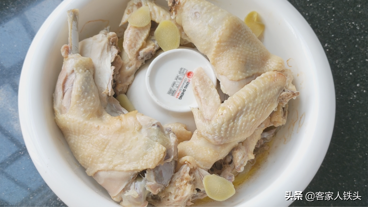 秋冬季客家人爱这样吃鸡，一只鸡一碗汤，甘香肉滑，营养好吃温补