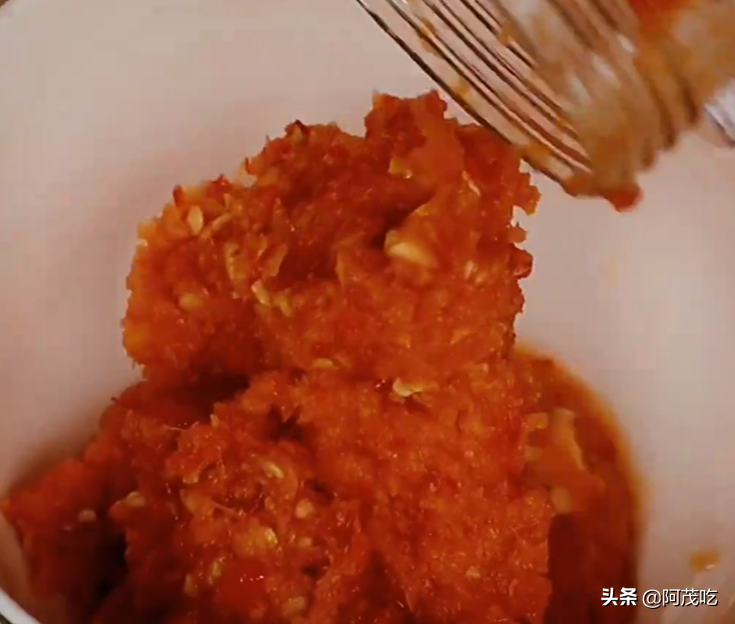 Spicy chicken feet in cold and spicy sauce, it tastes so enjoyable