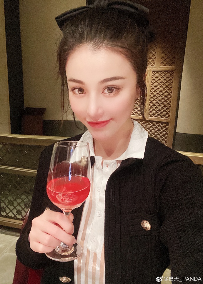 刘翔前妻葛天晒近照，30岁不惧高清怼脸，S型身材堪比芭比