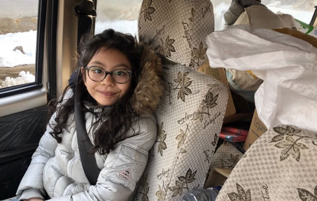 刘烨女儿近照曝光，满头卷发尽显异域风情，却被两颗大板牙抢风头