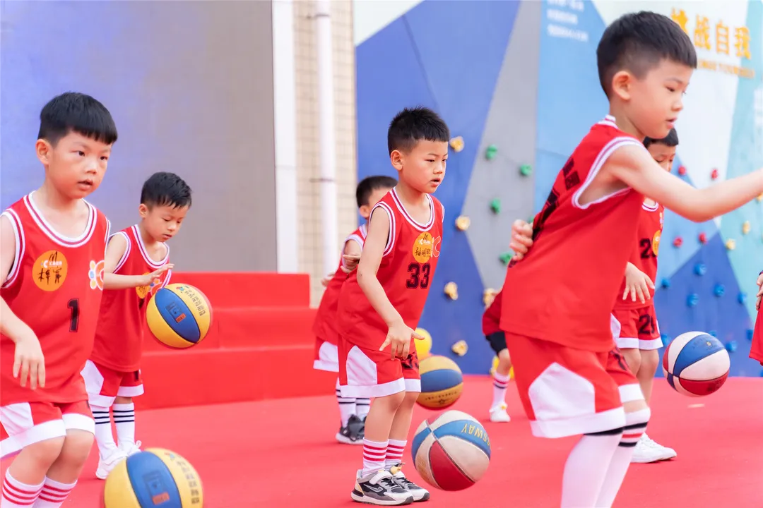 五龙新城汇爱幼稚园丨日落归山海，篮球陪少年