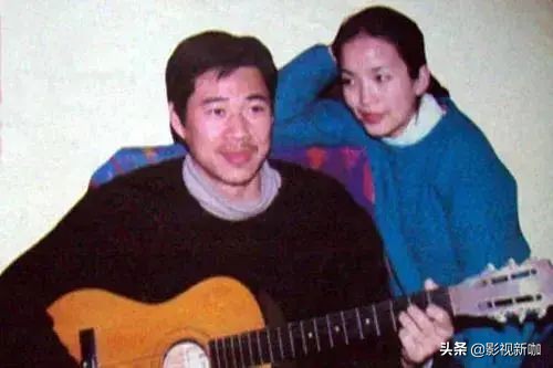 61岁吕丽萍给儿子理发，头发花白，33岁张博宇比父亲都显老