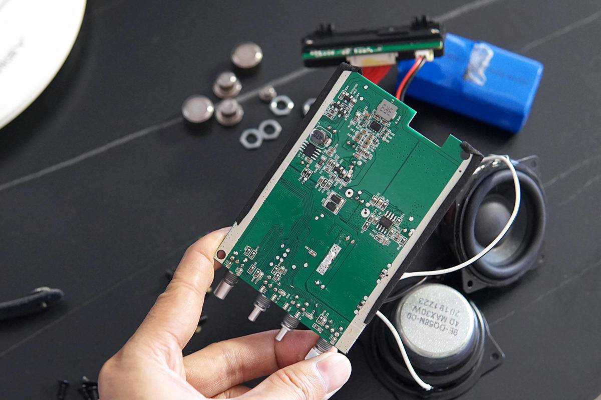 听说这款K歌音箱用的是Bose喇叭，咱们拆来看看