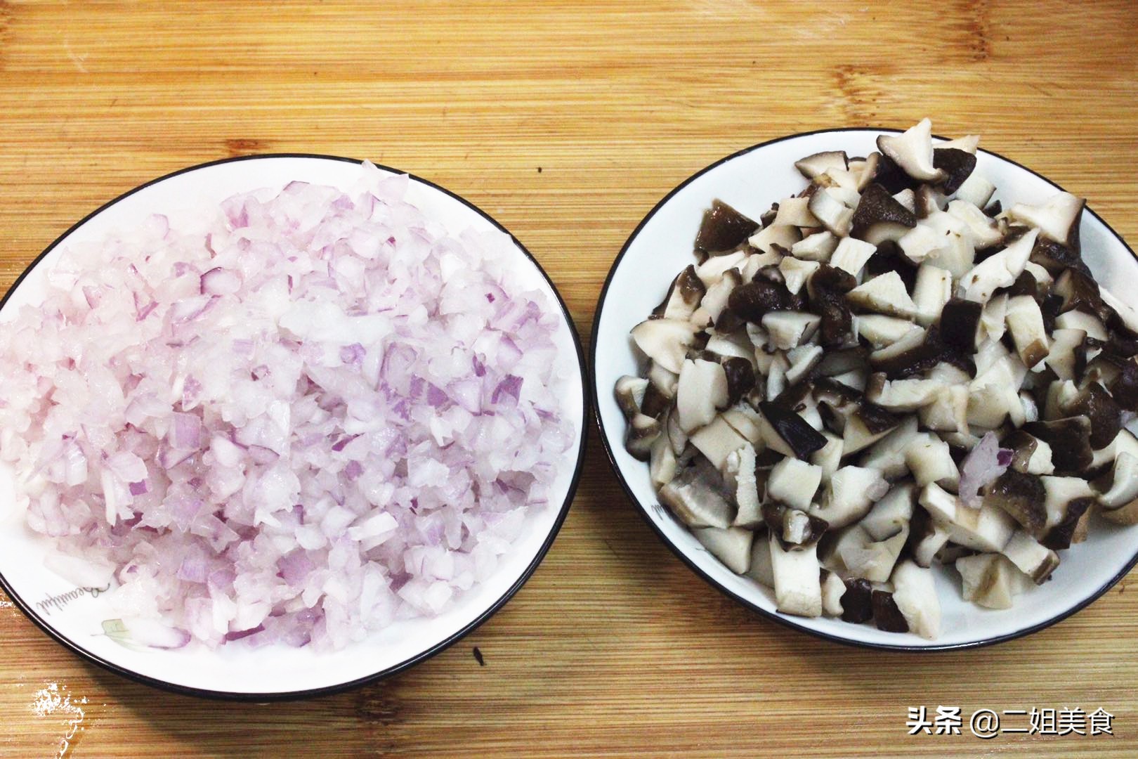 鸡肉和香菇搭配，做盒子没想到这么好吃，比韭菜馅香，比肉馅解馋