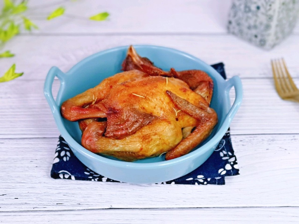 空气炸锅版辣酱烤鸡，鸡肉鲜嫩又入味，味道好吃，做法简单