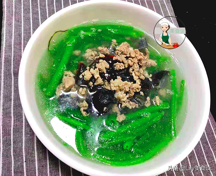 夏天這菜我常買，用手一撕一燙，澆上高湯，清甜爽口，一盤不夠吃