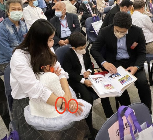 霍啟剛週末攜妻兒看畫展，兒子專注女兒秀氣，郭晶晶穿搭氣質佳