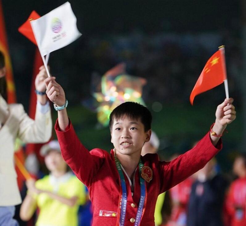 现场比心！全红婵亮相开幕式又成焦点，可爱值拉满人气直追朱婷