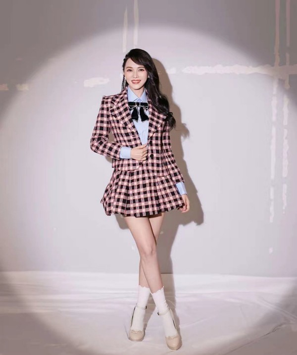 伊能靜開慶生派對，眾好友面前秀恩愛秦昊羞紅臉，女兒現場製賀卡