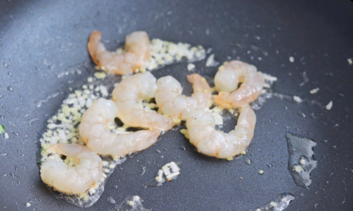 用剩饭炒一盘咖喱饭，在家也能吃出饭店的味道，连吃2碗都不够