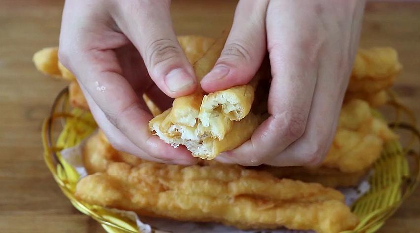 1碗面粉，2个鸡蛋，教你做油条，金黄酥脆，比买的还好吃