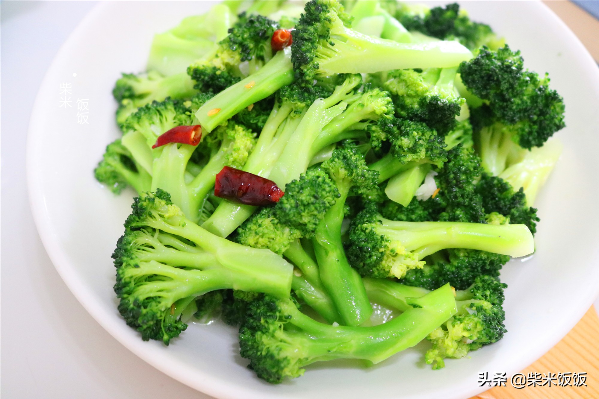 西兰花好不好吃？试试这做法，只用4种调味料，脆嫩爽口吃不够