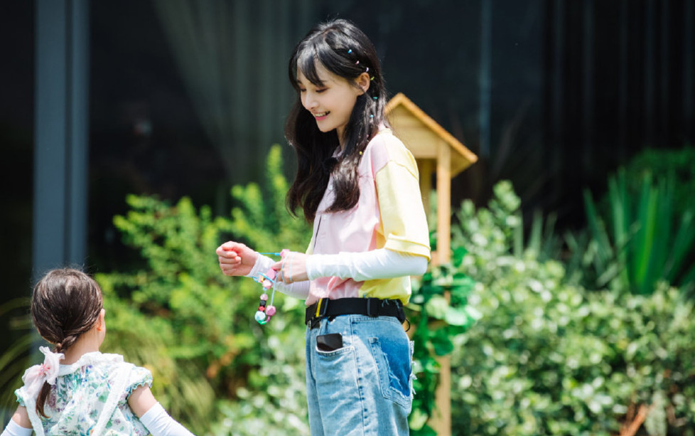 郑爽被比下去了？同框谭松韵毫无偶像包袱，差