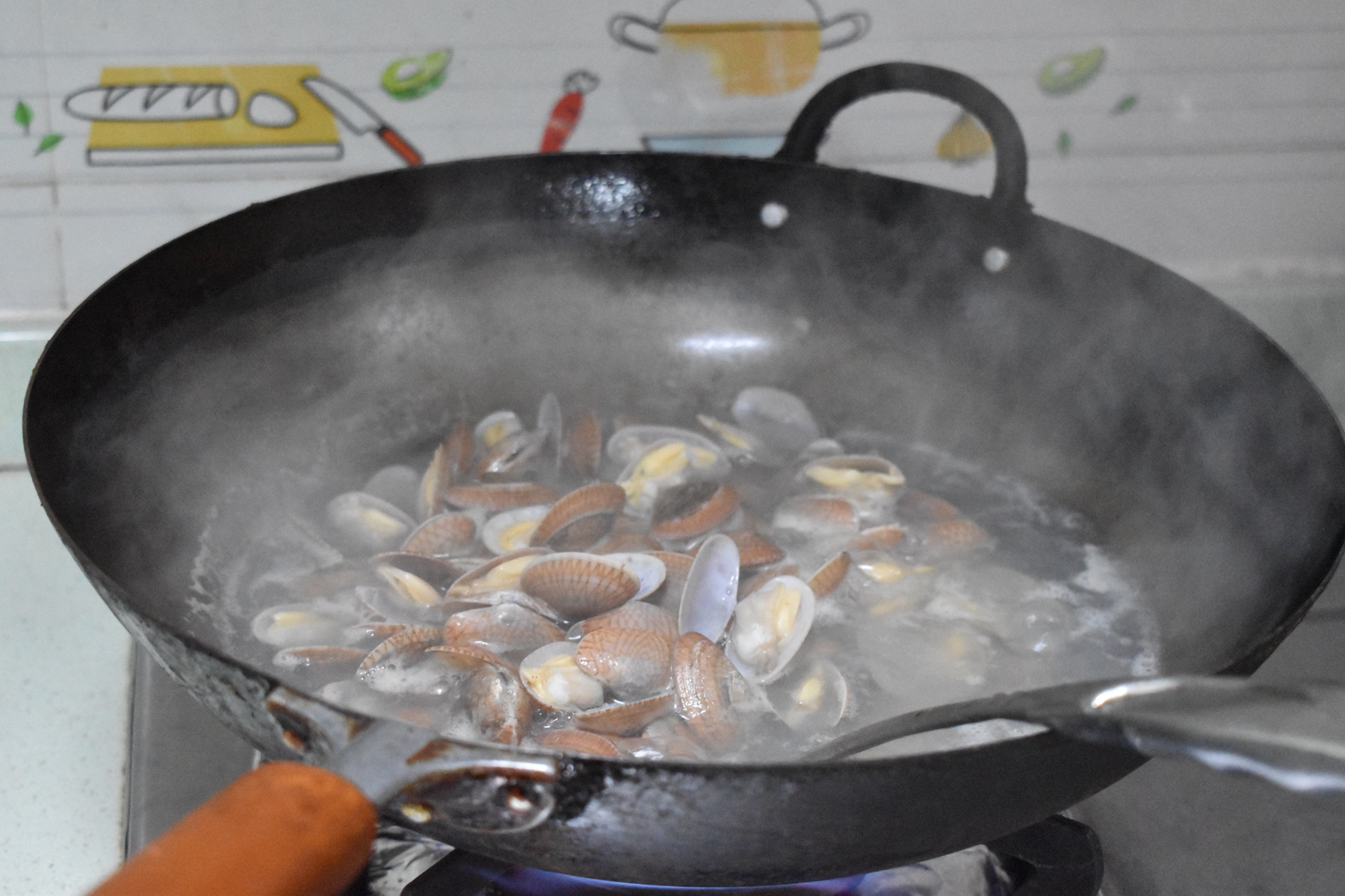 夏天吃它最鲜美，很多人第一步就做错了，这样简单炒一炒好吃营养