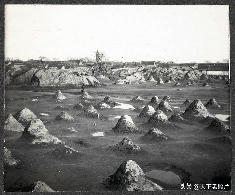 1914年河南开封老照片 收花生和卖干粪的当地人