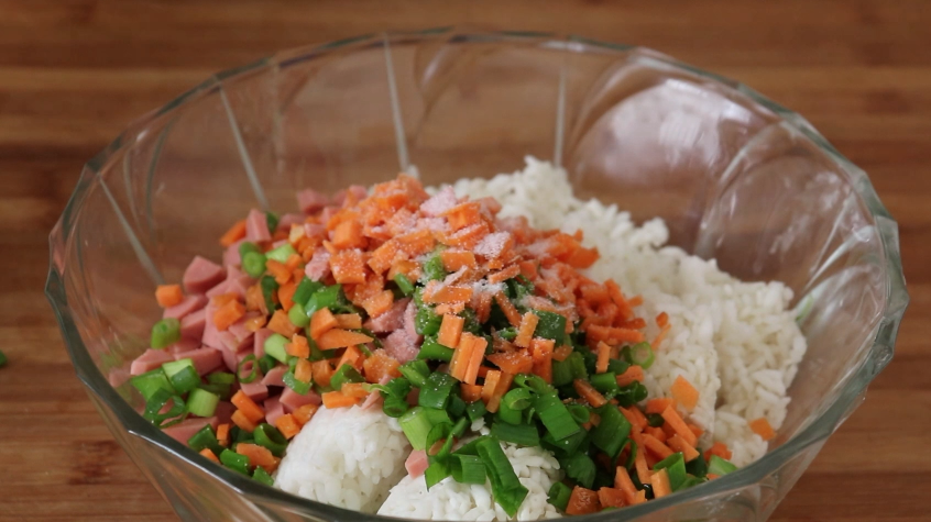 Don’t make egg fried rice with leftover rice. It’s simple to make, and both adults and children love it. It’s nutritious and greedy