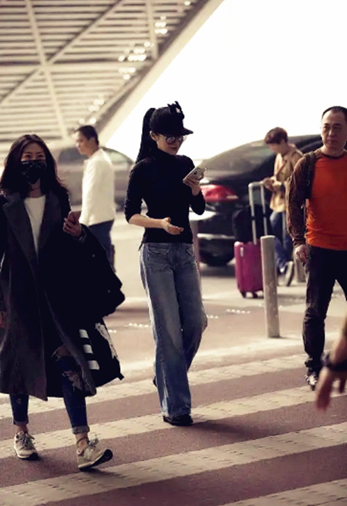 52岁许晴素颜走机场 黑色针织衫显少女身材 帽子