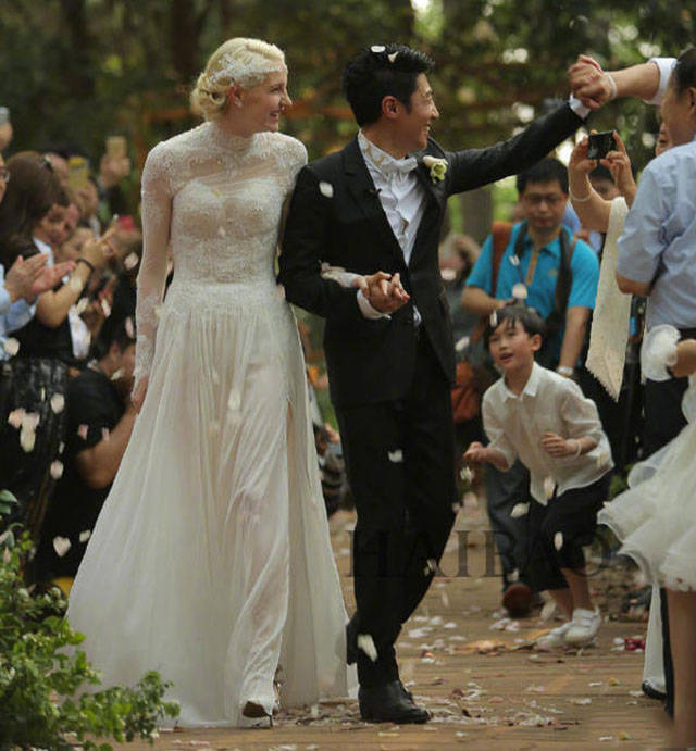 撒贝宁外国妻子晒亲吻照，穿露背紧身裙秀身材