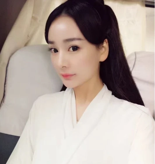 她花6年时间整成“杨幂”，嫁富二代结婚生子，