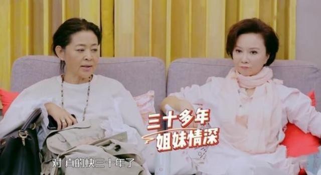 62岁倪萍与蔡明同框，颈纹稍显老态但气质超优雅，姐妹互动太有爱