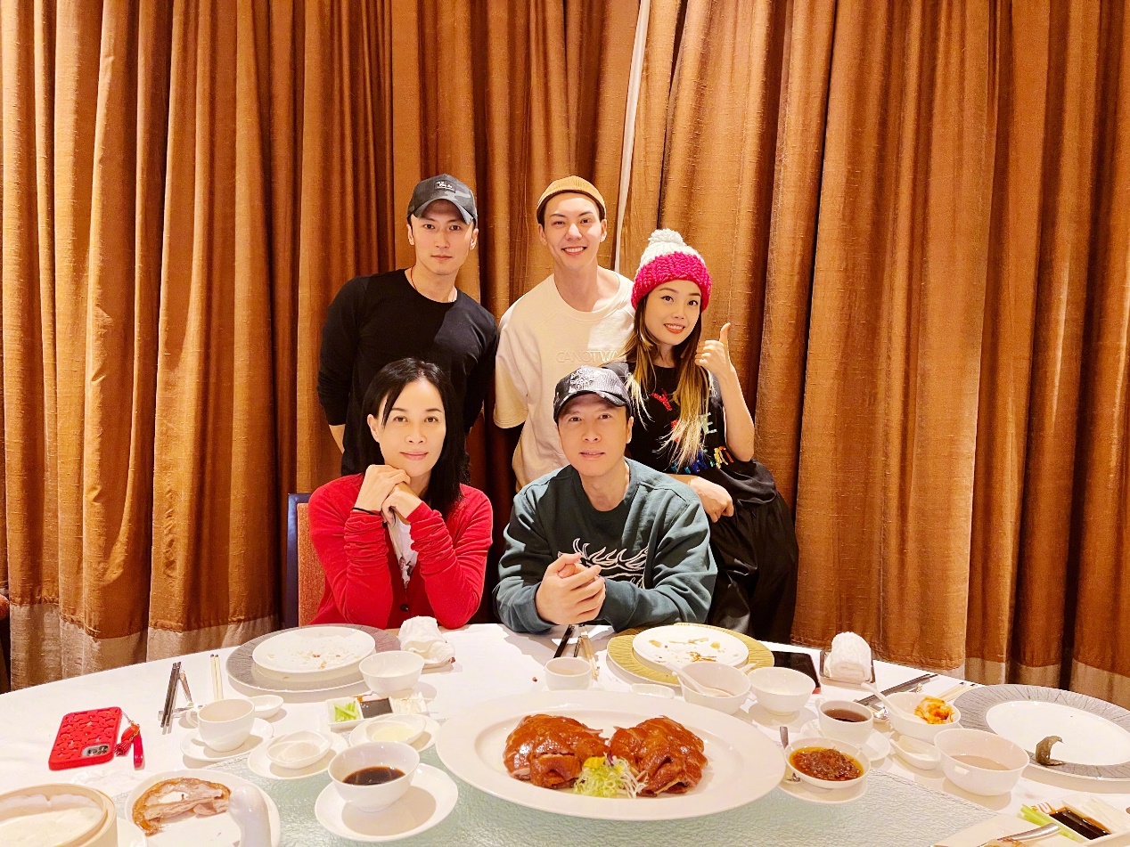 霍汶希曬聚餐照，陳偉霆謝霆鋒甄子丹那英容祖儿齊出鏡，大牌齊聚
